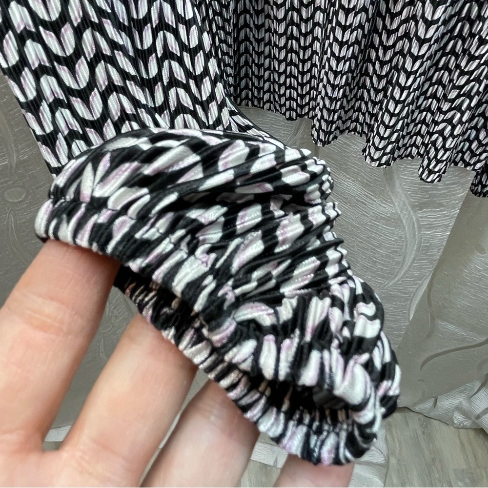 Reitmans Pleated Mock Neck Blouse Womens Black White Geometric Leaf Excellent - Picture 3 of 8